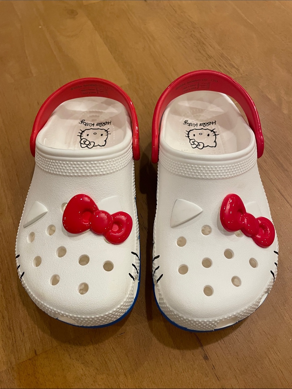 CROCS Hello Kitty Clogs Juniors 3 Youth Size 3 Red Bows J3 Sanrio Kids